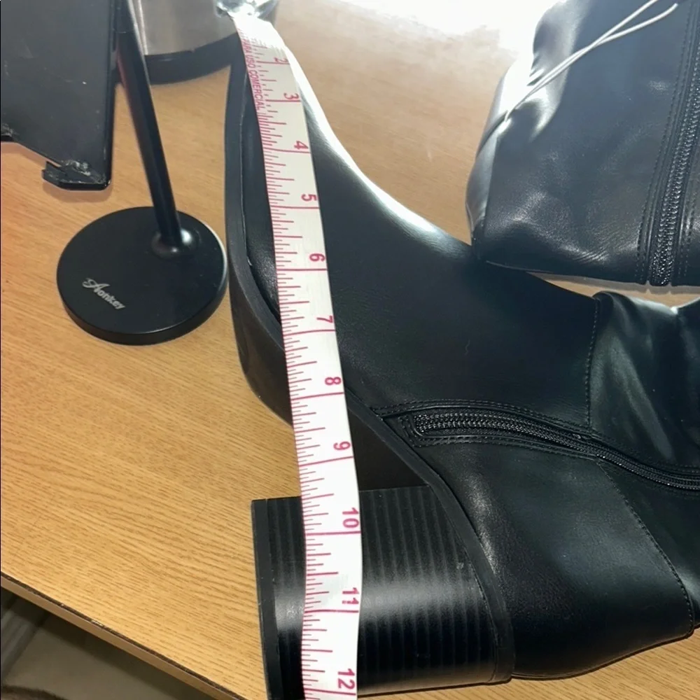 Black Winter Boots with Glossy Finish and Moderate Heel
